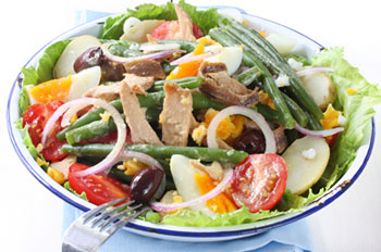 a tuna nicoise salad - click for recipe!