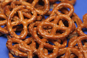 pretzels, a common snack food like those used in this study