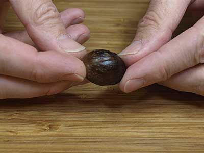 I love fresh ground nutmeg and you can purchase whole nutmeg in many stores.
