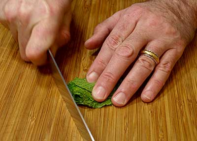 Slice the mint leaves