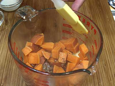 Cover the butter with the cooked yams so that they help the butter melt.