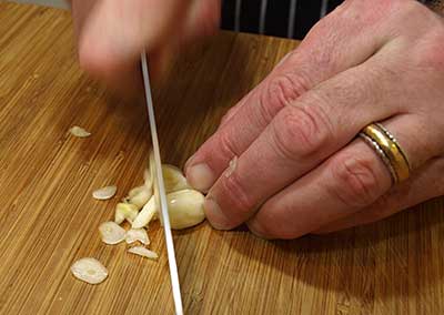 slice the garlic (2)