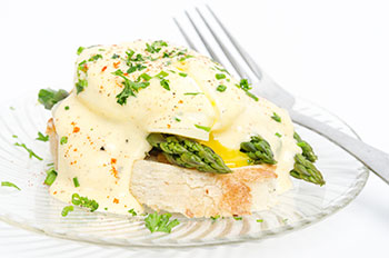 Eggs Benedict with asparagus