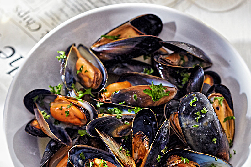 mussels in a garlic white wine sauce