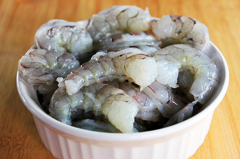 raw shelled shrimp in a ceramic bowl