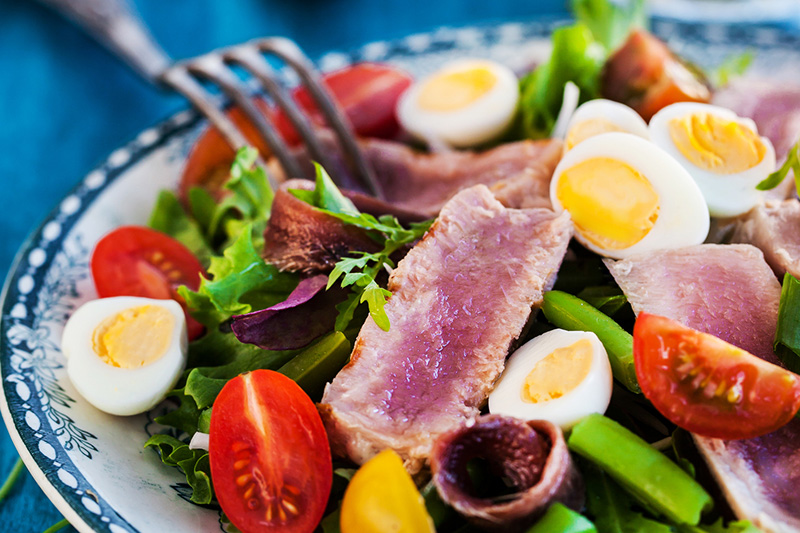 a salad topped with seared tuna
